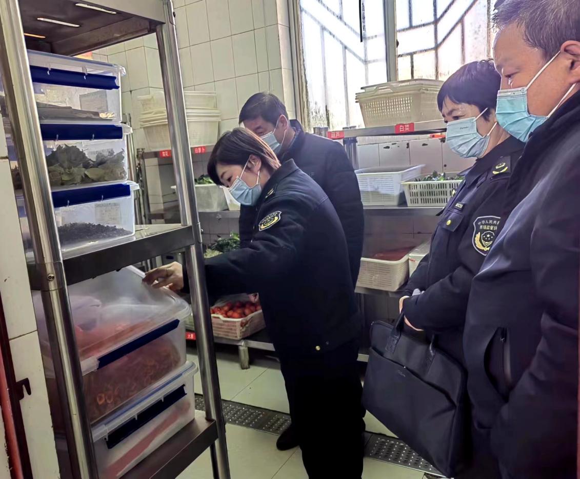 張掖市甘州區市場監管局嚴查校園及周邊食品安全，聚焦食材采購源頭