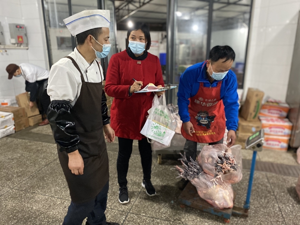物資保障是用責任與擔當挑起的“食材采購”